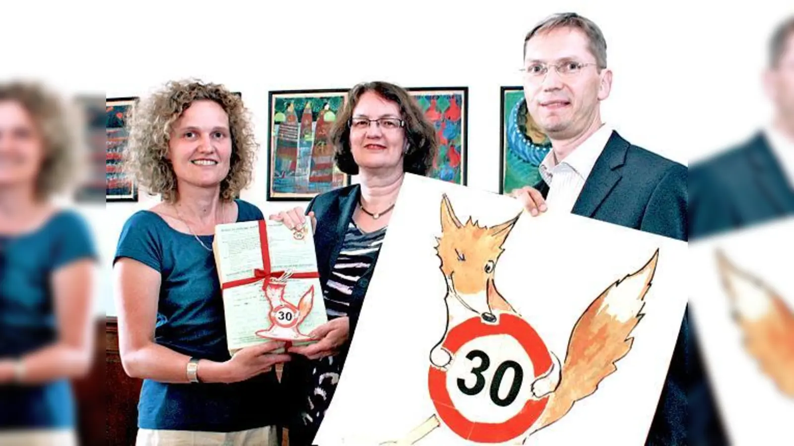 Knapp 2.000 verschnürte Unterschriften übergaben Regine Hang-Dausch (li.) und Christoph Machwirth (re.) an Bürgermeisterin Christine Strobl.	 (Foto: Karl Hirt)