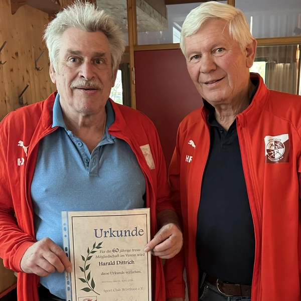 Harald Dietrich (l.) ist seit 60 Jahren aktives Mitglied im SC Wörthsee e.V. und immer noch als Trainer im Einsatz. 1. Vorsitzender Hans-Erdmann v. Roedern dankte für die Treue. (Foto: SC Wörthsee e.V.)