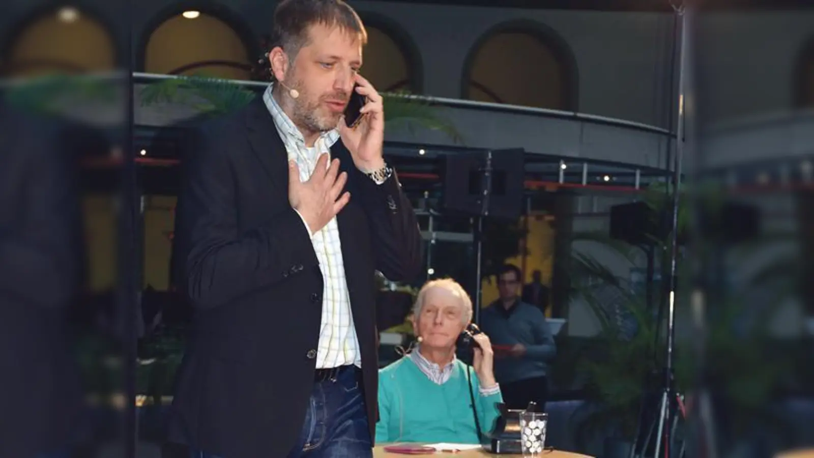 In Rollenspielen zeigte Schauspieler Allan Mathiasch, wie Trickbetrüger es schaffen, das Vertrauen argloser Menschen zu erschleichen.	 (Foto: VA)