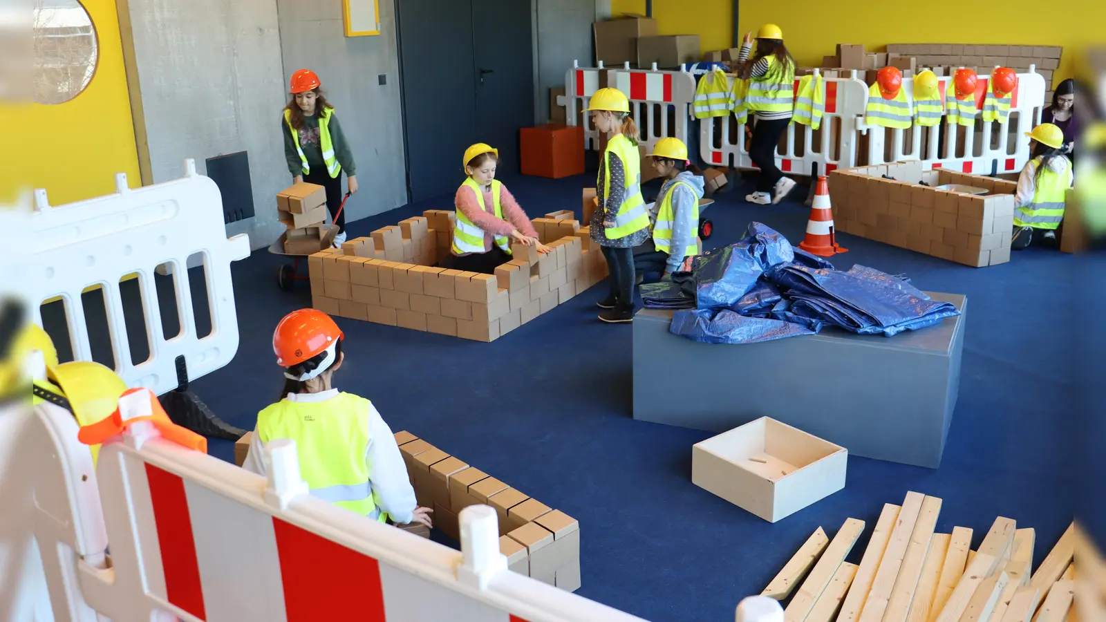 Die Klasse 3b der Astrid-Lindgren-Grundschule in der Messestadt durfte die Mitmachbaustelle schon vor der offiziellen Eröffnung ausprobieren. (Foto: bas)