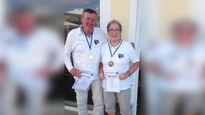 Die erfolgreichen Sauerlacher Bogenschützen durften sich über Medaillen und Urkunden freuen. (Foto: VA)