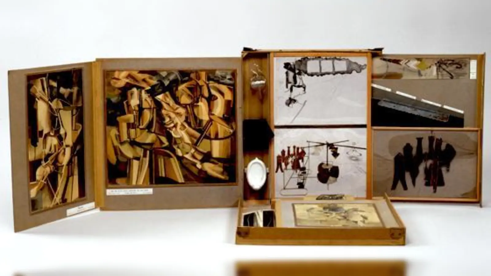 Von oder durch Marcel Duchamp oder Rrose Sélavy (Schachtel-im-Koffer), 1935-41.  (Foto: © Succession Marcel Duchamp / VG Bild-Kunst, Bonn 2012)