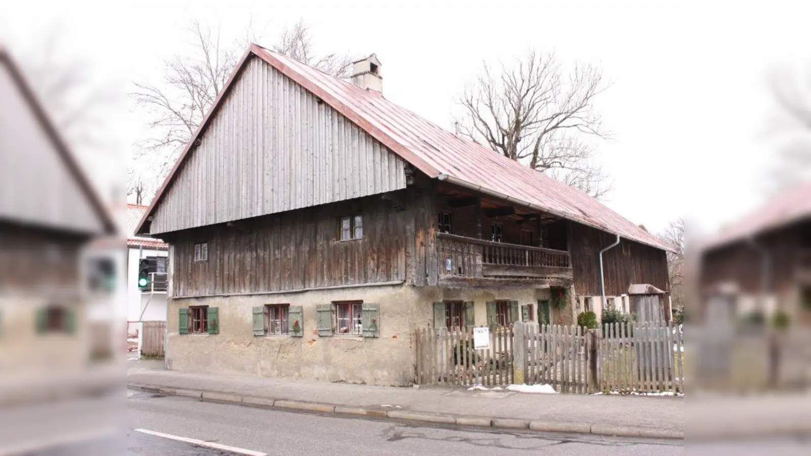 Das alte Bauernhaus wird saniert. Im Stadl ist eine Wohnnutzung geplant. (Foto: job)
