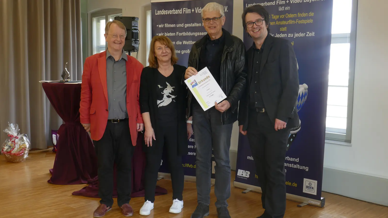 Tolle Leistung: Günter Pruner, der erste Vorsitzende des MFVC (2.v.r.) mit den Vorstandsmitgliedern des LFVB, Adalbert Becker (l.) und Agi Fleischmann (2.v.l.) sowie dem Präsidenten des BDFA, Markus Siebler (r.).<br> (Foto: Monika Meyer)