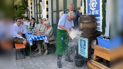 Schirmherr Otmar Bernhard beim spritzigen Ozapfn für die Bierprobe (Foto: pst)