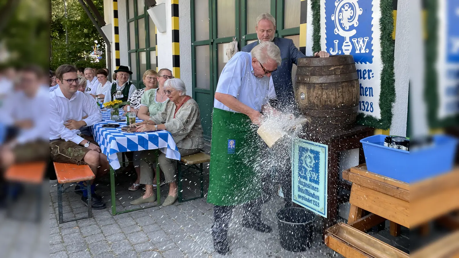 Schirmherr Otmar Bernhard beim spritzigen Ozapfn für die Bierprobe (Foto: pst)