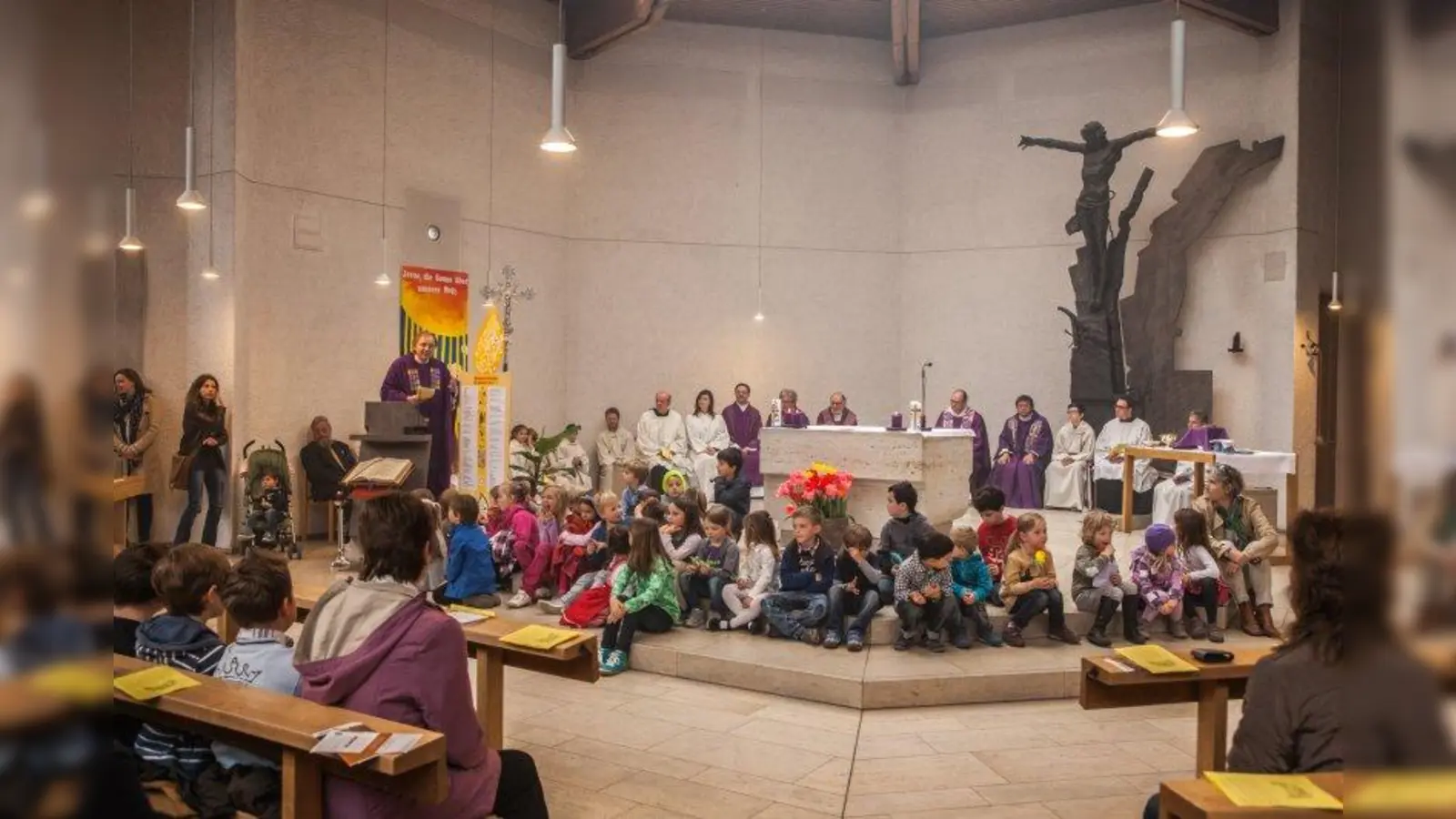 In einem festlichen Gottesdienst wurde die Gründung des Pfarrverbandes in St. Stephan gefeiert. (Foto: Fotoagentur Robert Kiderle)