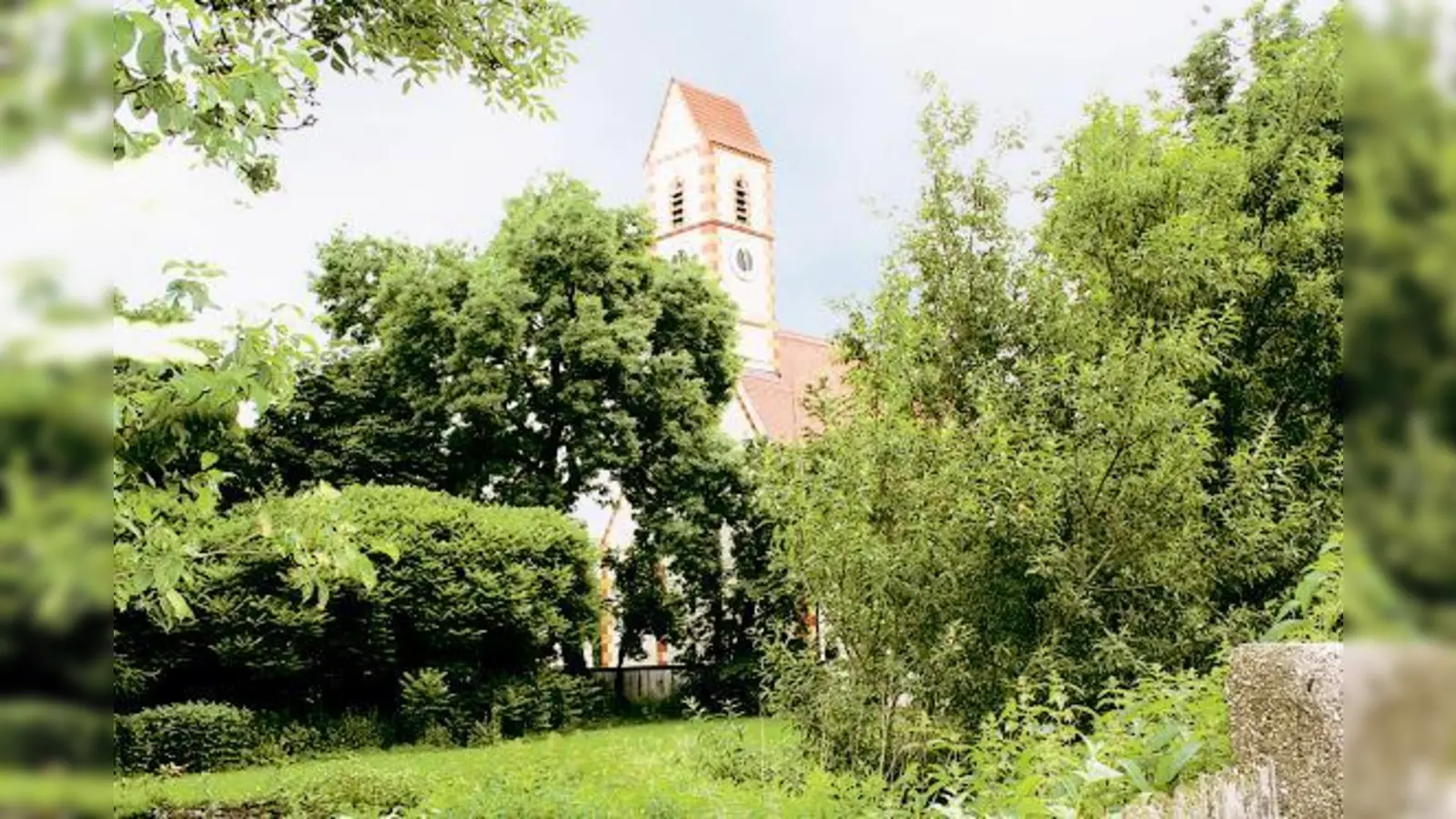 Die Moosacher befürchten, dass durch die Neubauten der Blick auf die alte St.-Martins-Kirche massiv beeinträchtigt und die dörfliche Idylle inmitten Moosachs zerstört werden würde. 	 (Foto: ws)