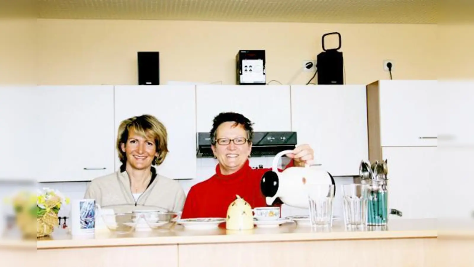 Zu den fleißigen Müttern, die in der Oberhachinger Hauptschule Frühstück anbieten gehören Sabine Feichtmeier und Doris Wallner. 	 (Foto: Woschée)