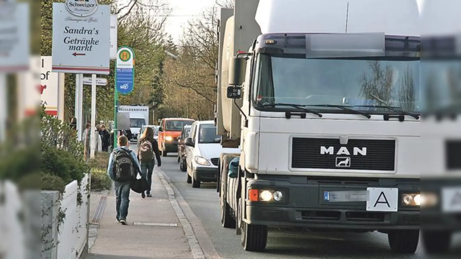 Die Verkehrsbelastung auf der ST2080 in Forstinning und Moos nimmt seit Jahren stark zu.	 (Foto: Carl Teine)