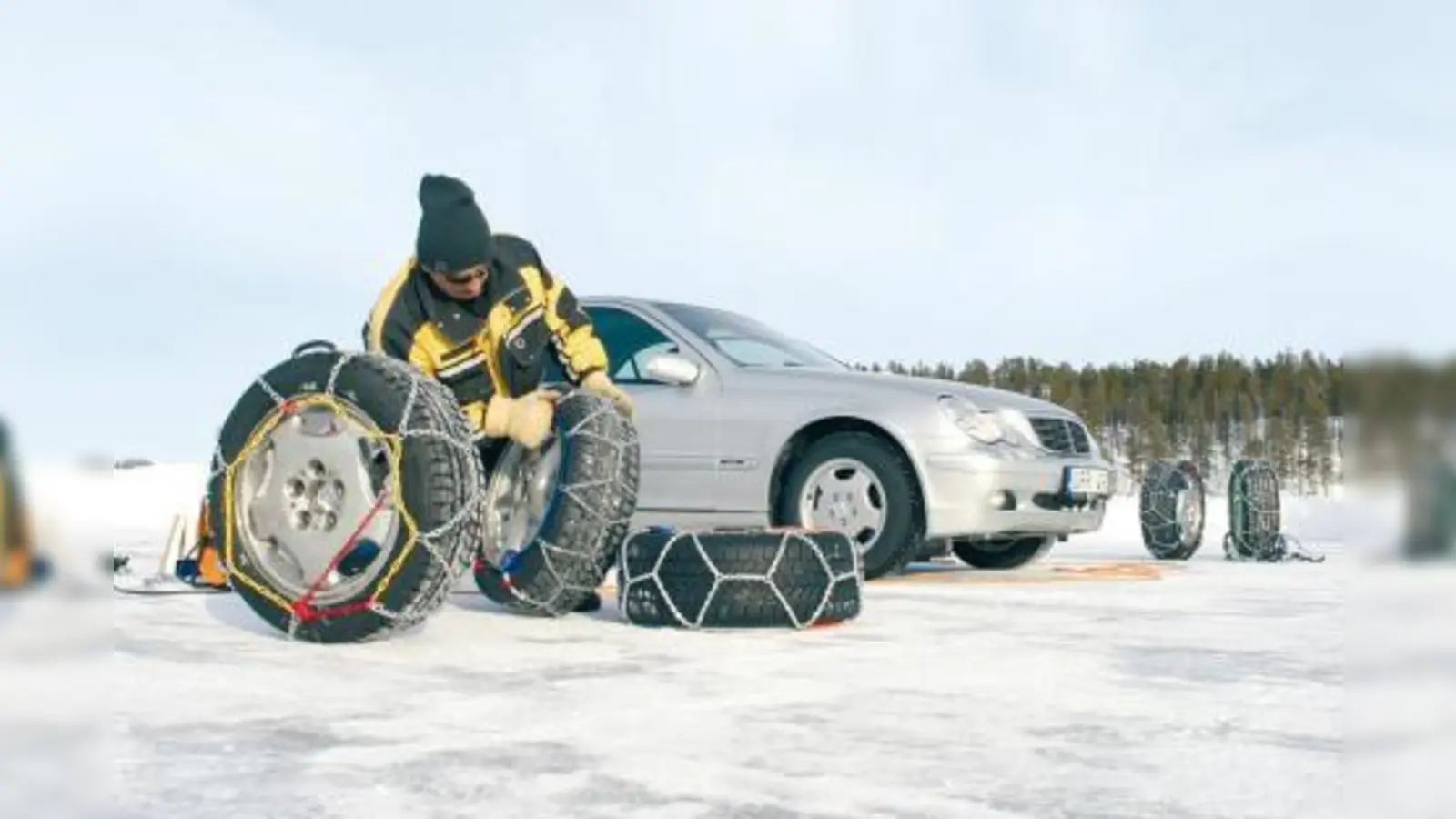 Bei extremen Bedingungen reicht häufig das Profil der Winterpneus allein nicht aus. Dann sind Schneeketten unverzichtbar, um bei Eis und Schnee sicher voran zu kommen. (Foto: ADAC)