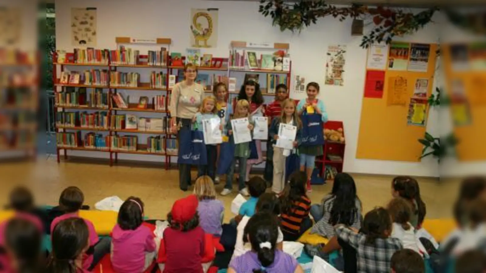 Fast alle „Lesestarter“, „Leseprofis“ und „Lesespezialisten“ waren zum Abschluss in der Stadtbibliothek Westend anwesend und bekamen von Bianca Fischer (Kinder- und Jugendbibliothekarin, stellvertretende Bibliotheksleitung) ihre Preise. (Foto: Helmar Klier)