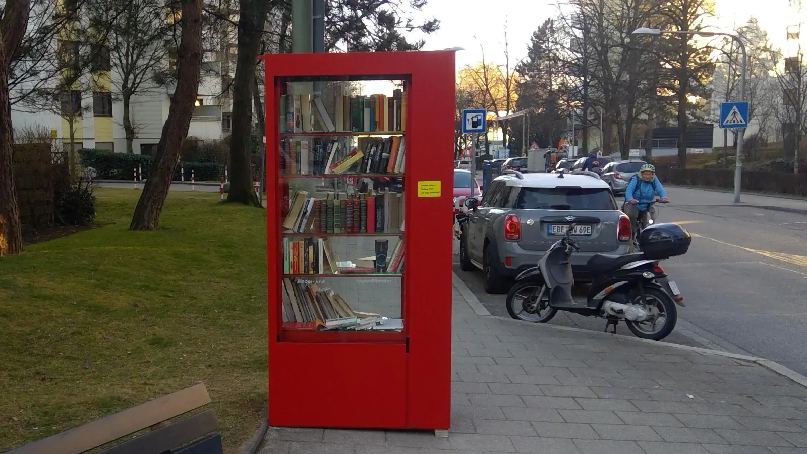Den Bücherschrank in der St.-Cajetan-Straße gibt es seit nunmehr drei Jahren. (Archivbild: bas)