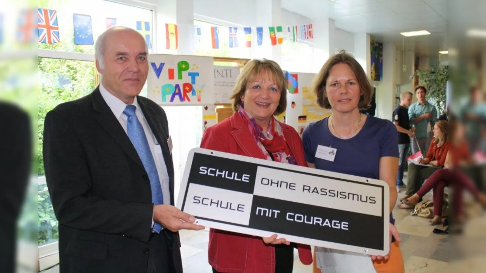 Justizministerin Sabine Leutheusser-Schnarrenberger (Mitte) zusammen mit Hermann Aulinger, Schulleiter des Adolf-Weber-Gymnasiums und Projektleiterin Susanne Eder. (Foto: sb)