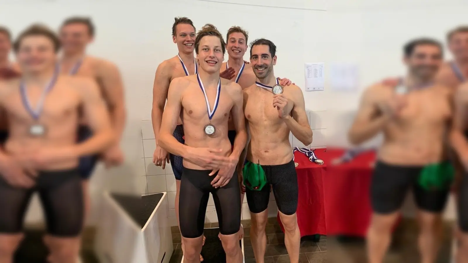 Medaillenfoto für den TSVV: (Reihe hinten von links): Julius Schmid, Dominik Liguori und (Reihe vorne von links): Christian Arzberger und Raul Garcia Alcatraz.  (Foto: TSV Vaterstetten)