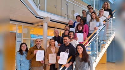 Katharina Trägler (links vorne) und Barbara Huber (rechts vorne) mit den neuen Sprach- und Kulturmittlern (Foto: Landratsamt Starnberg)