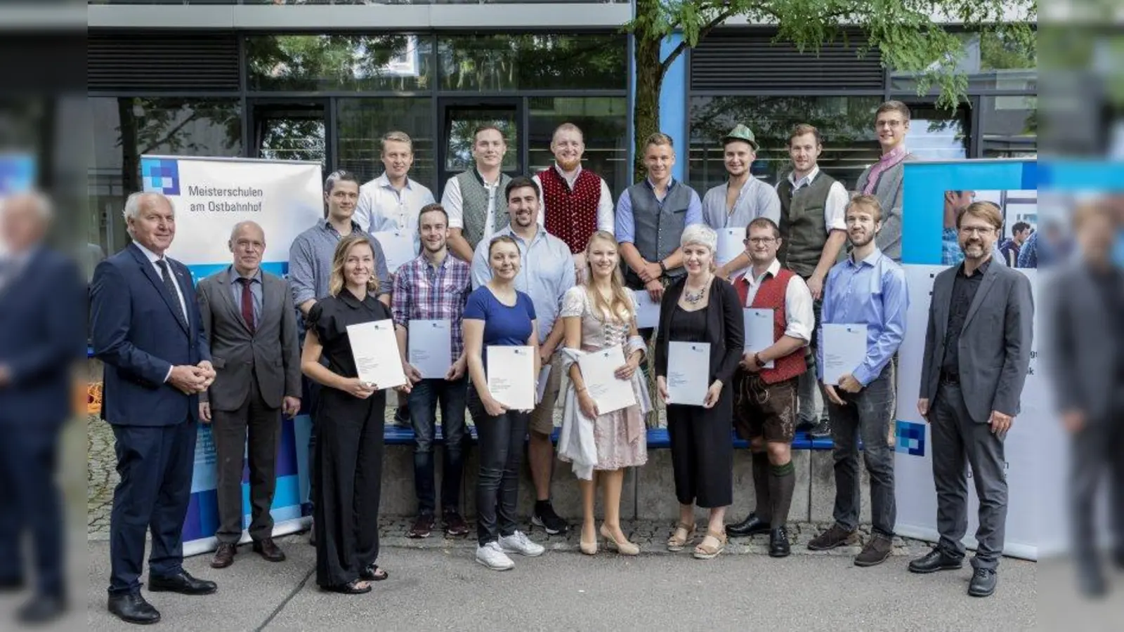 Kammerpräsident Franz Xaver Peteranderl (links), Schulleiter Georg Junior (zweiter von links) und Stadtschulrat Florian Kraus (rechts) mit den Klassenbesten der Münchner Meisterschulen am Ostbahnhof. (Foto: Schuhmann)