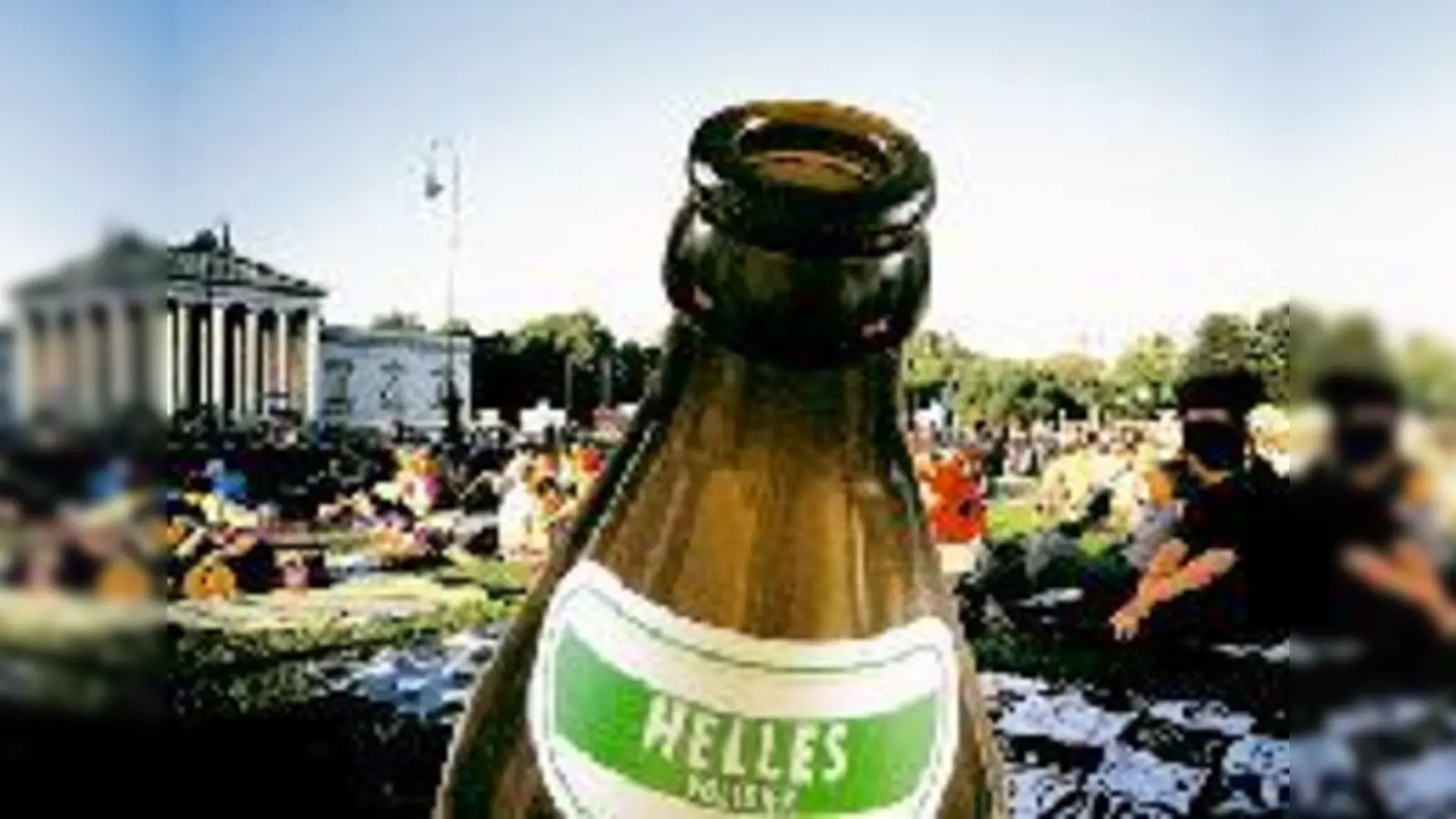Ob Dick Brave, »Kino Open Air« oder Reamonn: Im Monatstakt entflammt die Diskussion über eine Spielerlaubnis auf dem Königsplatz.  (Montage: clash)