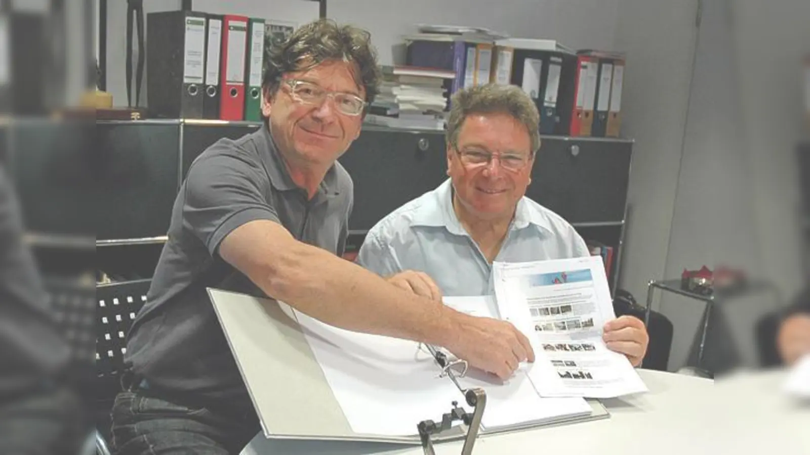 Bürgermeister Albert Hingerl mit dem Poinger Autor Herbert Rauch.	 (Foto: privat)