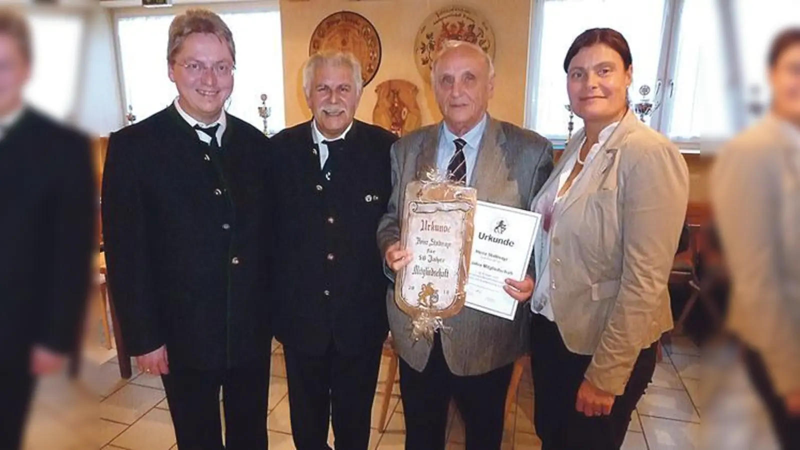 Hauptkassier Hans Gigl, Vorsitzender Fritz Schatz, Heinz Staltmayr und Zweite Bürgermeisterin Mindy Konwitschny bei der Jahresversammlung der Krieger- und Soldatenkameradschaft Höhenkirchen-Siegertsbrunn.	 (Foto: Privat)