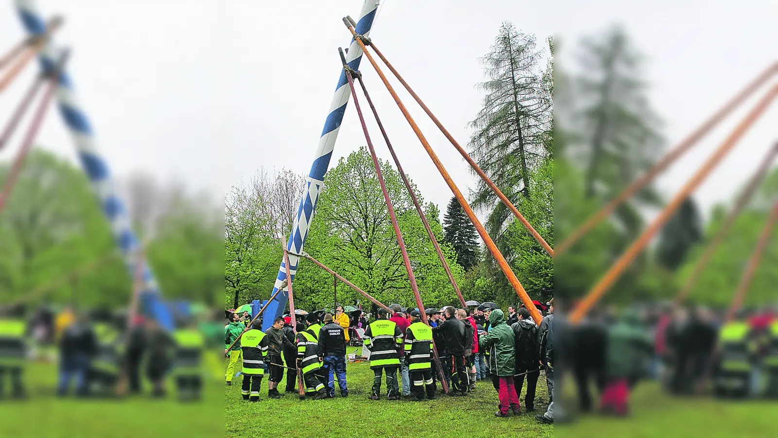 2015 mussten die Burschen in Sauerlach ihren Maibaum bei strömendem Regen aufstellen. Hoffentlich scheint in diesem Jahr am 1. Mai die Sonne. (Foto: hw)