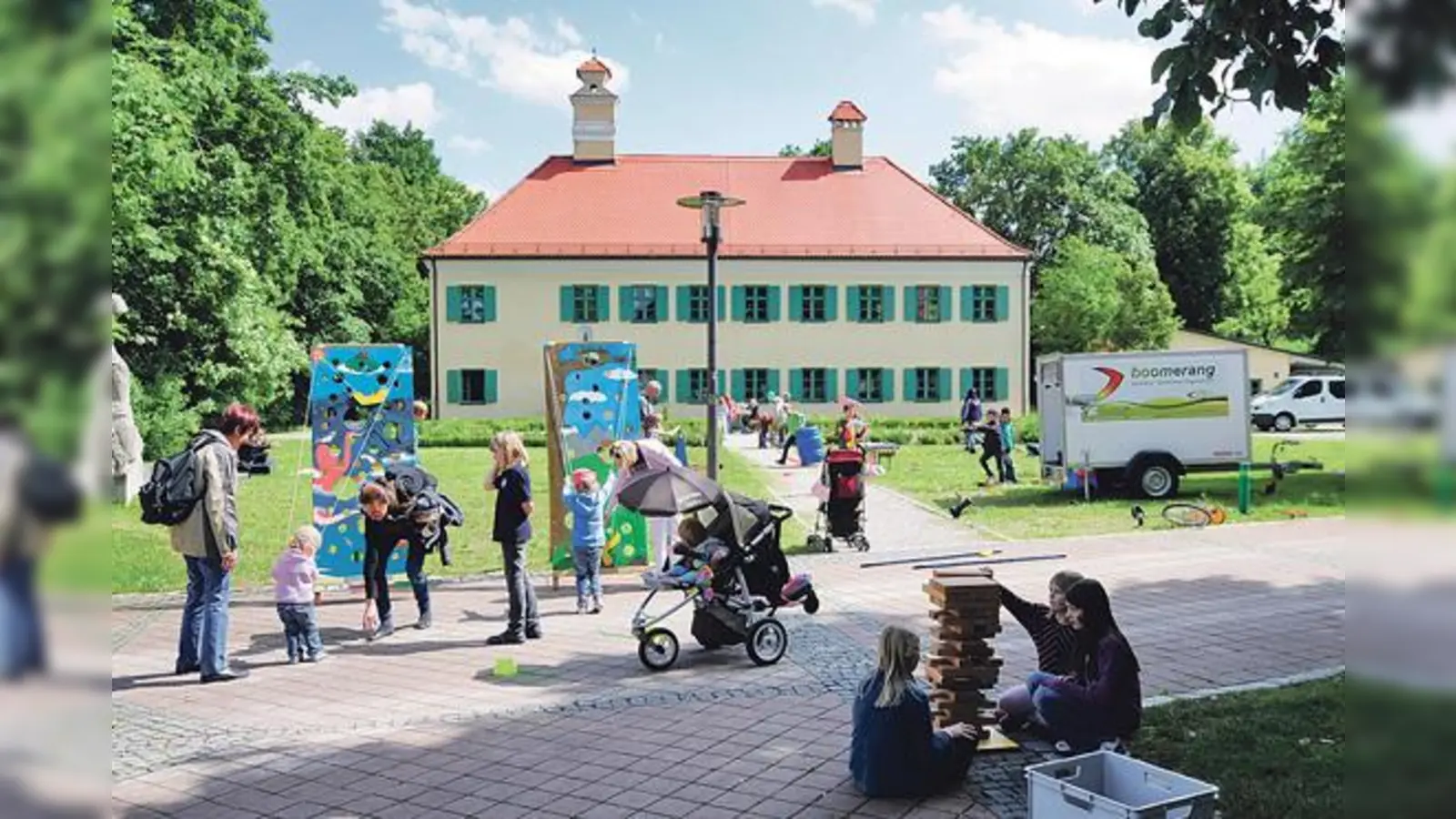 Grund zur Freude: Diesen Sommer wird der Spielbus der Freizeitstätte boomerang wieder verschiedene Plätze und Grünflächen in Moosach anfahren. 	 (Foto: Benjamin Hilbig)
