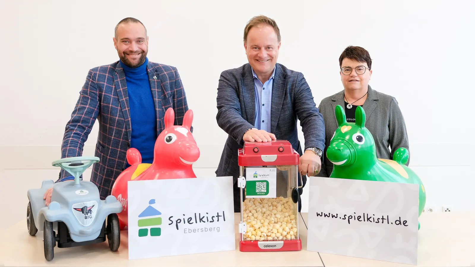 Präsentieren das erweiterte Spielkistl-Angebot: Jochen Specht (Sachgebietsleiter Sozialplanungund Demografie), Landrat Robert Niedergesäß und Marion Wolinski (Abteilungsleiterin Soziales). (Foto: Landratsamt Ebersberg)