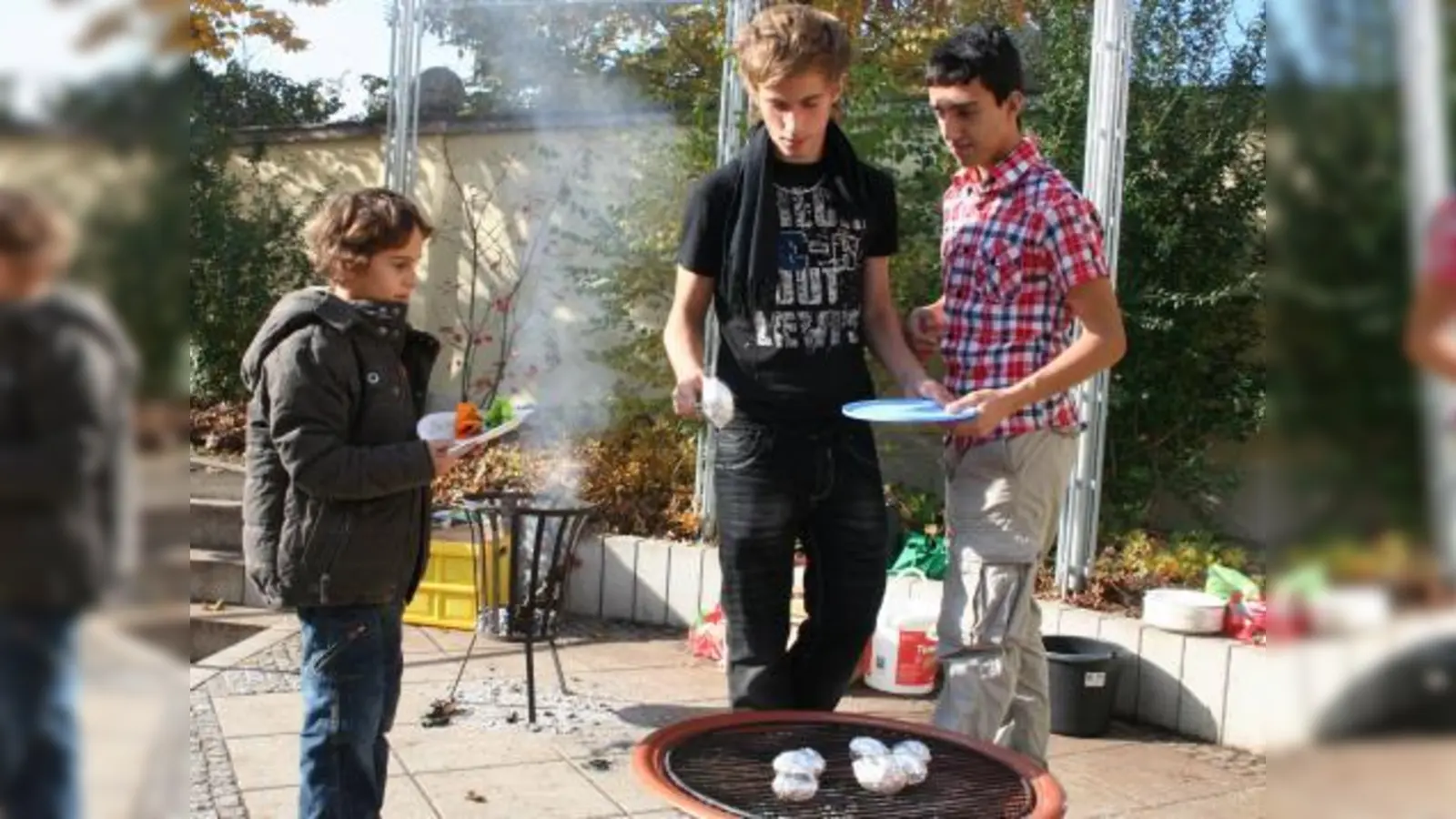 Vendim und Lanko aus der 9 a holen den „Kleinen” der Grundschule an der Fürstenrieder Straße gern die Kartoffeln aus dem Feuer. Sie wollen Vorbild sein. (Foto: tg)