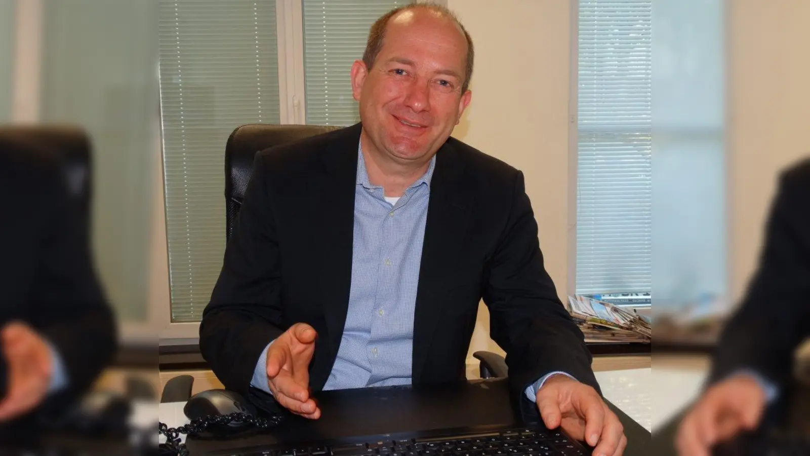 Stiftungsvorsitzender Jürgen Dorn in seinem Sollner Büro. „Wir setzen auf die verlässliche Partnerschaft mit rund 60 Musikern”, betont er. (Foto: tab)