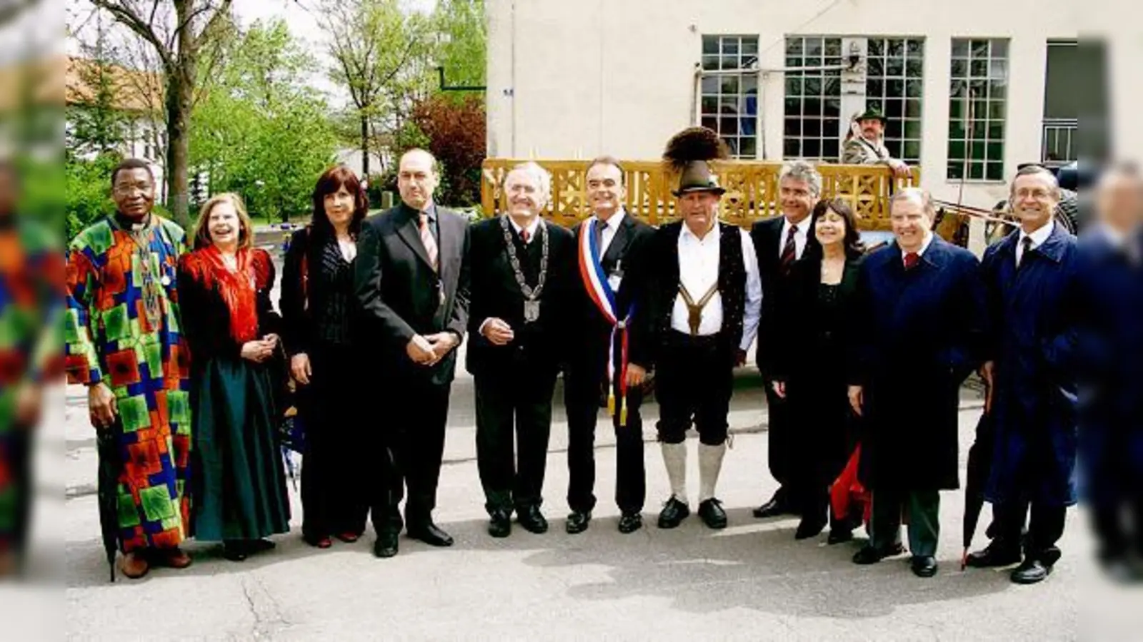 Maibaumfest 2008: Auch damals haben alle Partnergemeinden schon mal mitgefeiert in Aschheim. In der Mitte Bürgermeister Englmann (mit Kette).	  (Foto: VA)