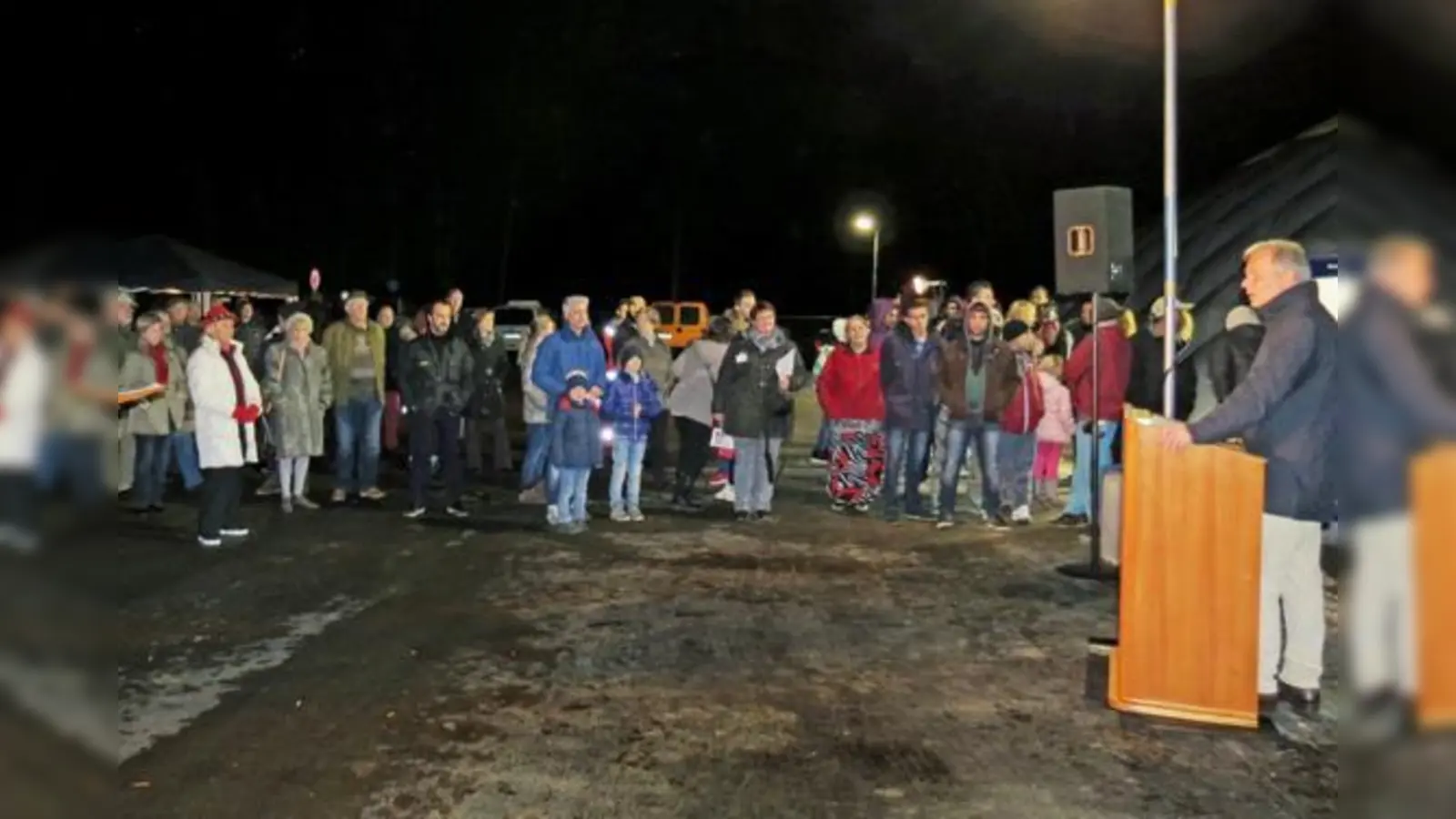 Grünwalds Erster Bürgermeister Jan Neusiedl informierte interessierte  Bürger über die Wörnbrunner Traglufthalle. 	 (Foto: VA)