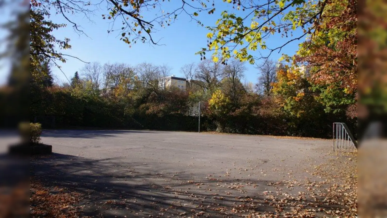 Der Asphaltbolzplatz an der Ecke Krokus-/ Veilchenstraße soll 2020 umgestaltet und mit einem vielfältigen Jugendspielangebot ausgestattet werden. (Foto: bb)