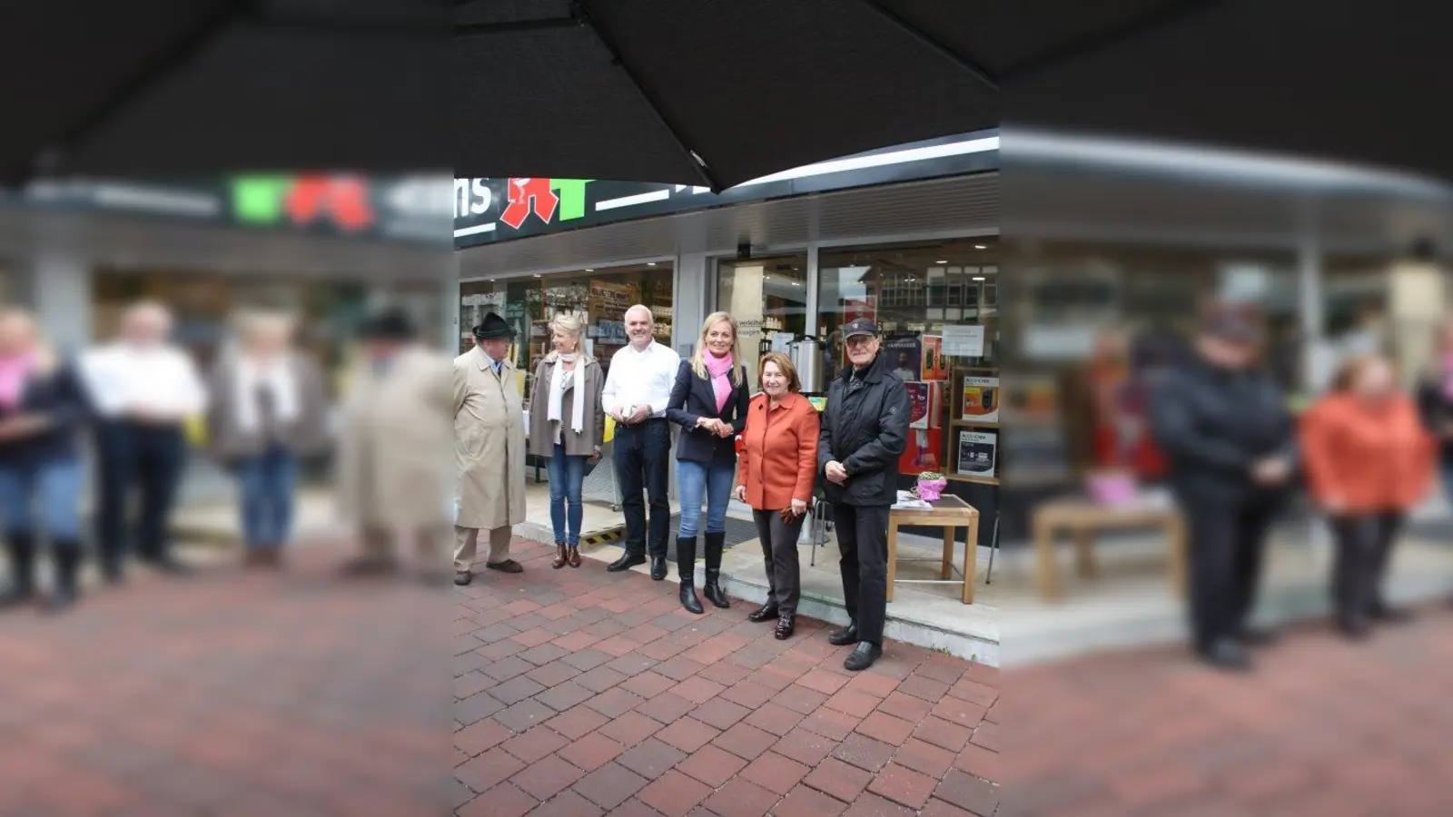 Christiane und Stefan Degmayr (3. und 4. v.r.) haben nun neben ihrer Linden-Apotheke und Angerloh-Apotheke in München eine weitere Anlaufstelle rund um die Gesundheit in Gräfelfing eröffnet. (Foto: jk)