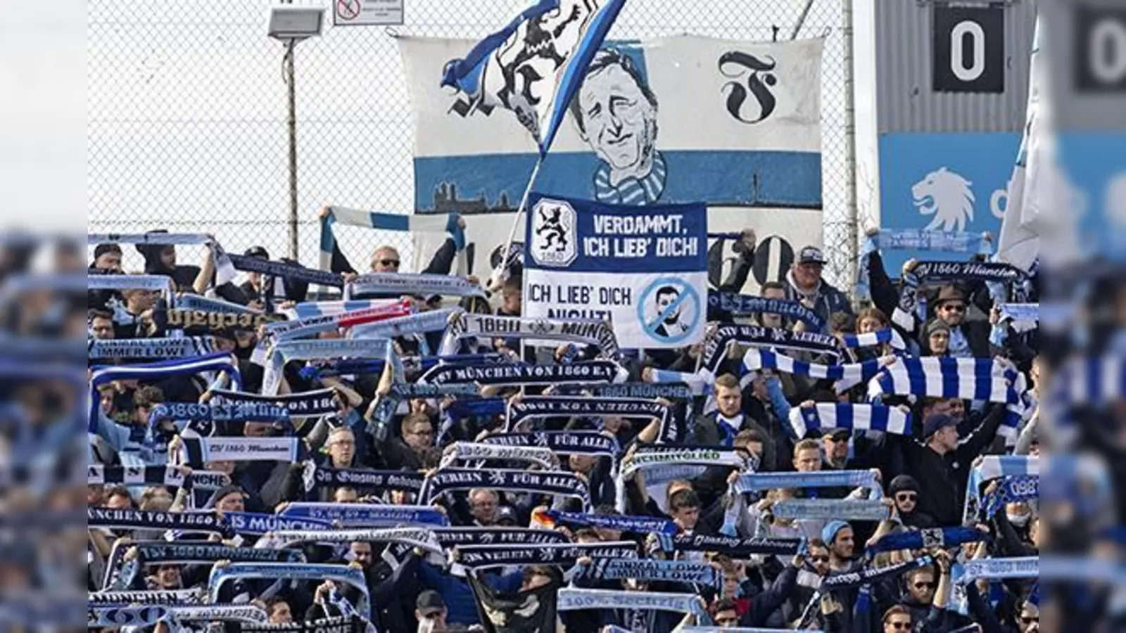 Stein des Anstoßes: investorkritischer Doppelhalter in der Westkurve.  (Foto: Anne Wild)