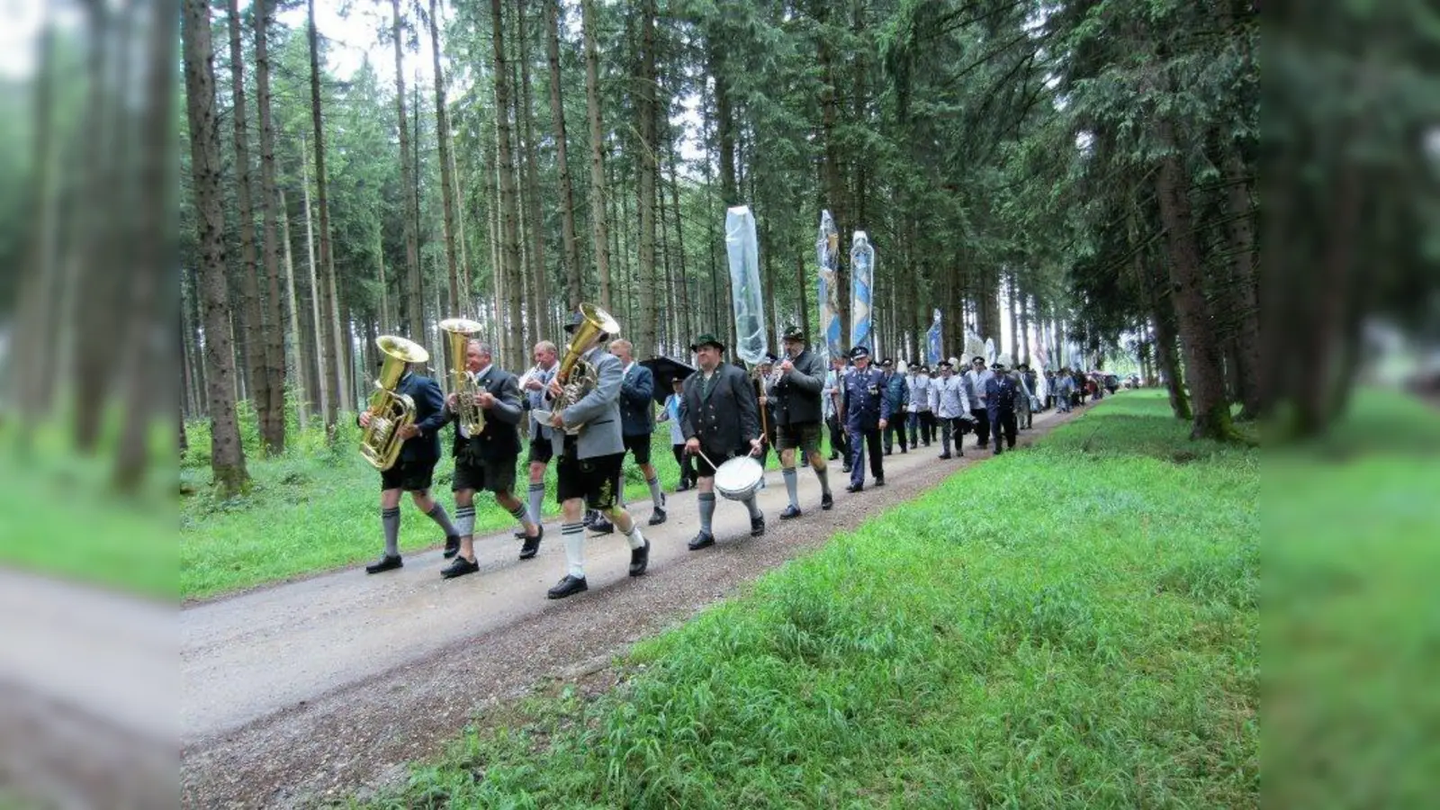 Rund 20 Gastvereine feierten gemeinsam mit dem Veteranen- und Soldatenverein München-Forstenried dessen 145. Gründungsjubiläum. (Foto: Bernhard Wübert)