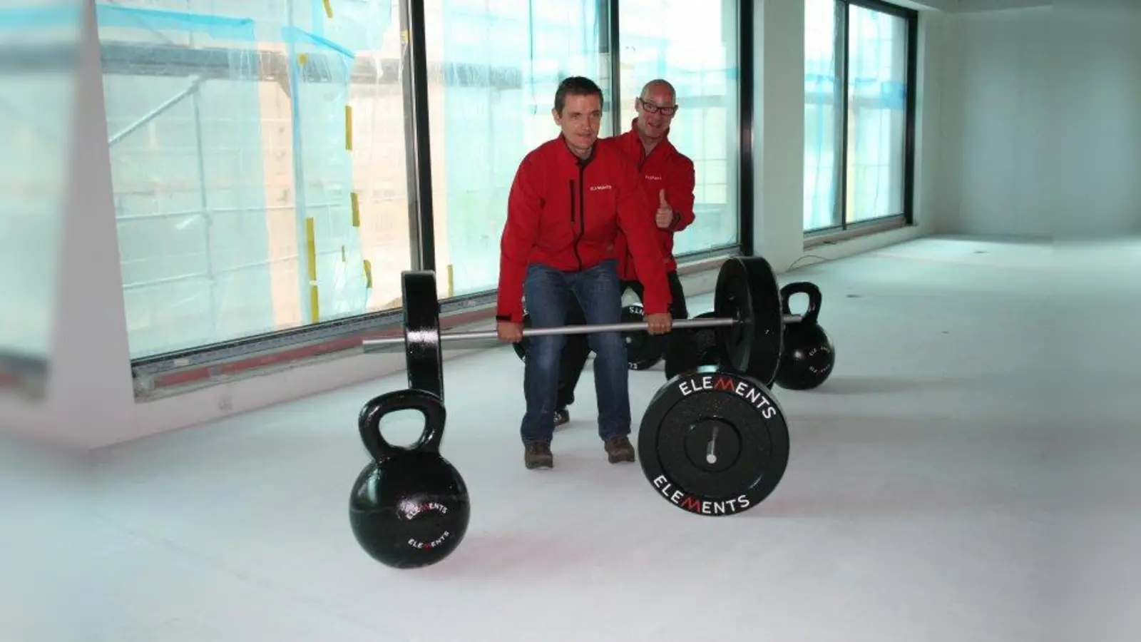 ELEMENTS-Geschäftsführer André Ehrlich versucht sich an den Gewichten: Ob er das richtig macht, kontrolliert Sportwissenschaftler Dr. Ralf Kriegel (Leiter Produktmanagement ELEMENTS). (Foto: JS)