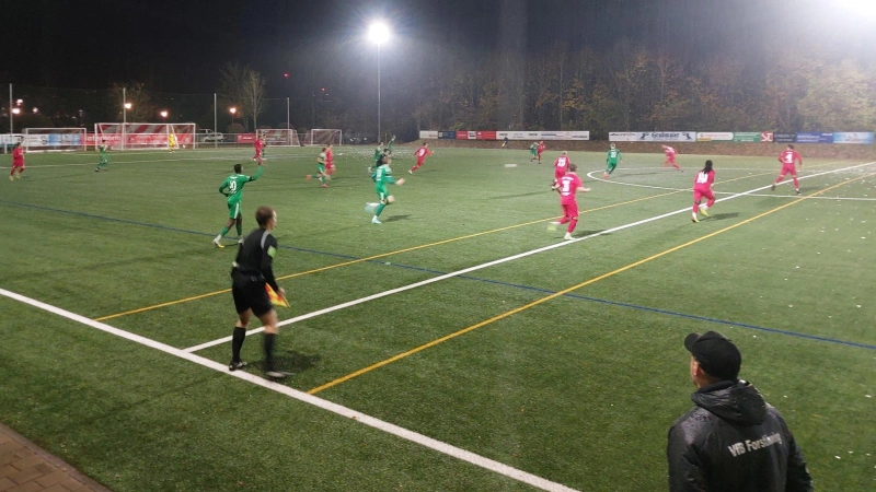 Der VfB Forstinning (rot) - hier noch bei einem Landesliga-Spiel gegen TuS Holzkirchen - wird als Favorit ins Endspiel des Kreispokals gehen. (Archivbild: bas)