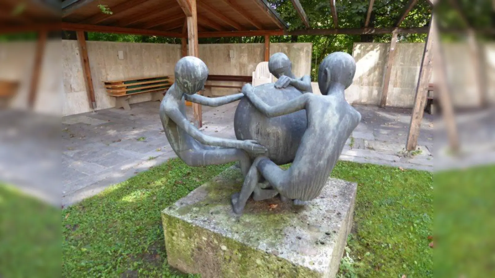 „Drei Buben mit Ball“ – wo dieses Kunstwerk steht und vom wem es stammt? Die Ausstellung „Künstler und ihre Kunstwerke in Laim“ löst das Rätsel. (Foto: Norbert Winkler)