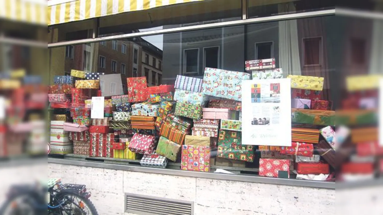 Im Schaufenster stapeln sich die Geschenke für arme Kinder im Osten Europas.	 (Foto: Privat)