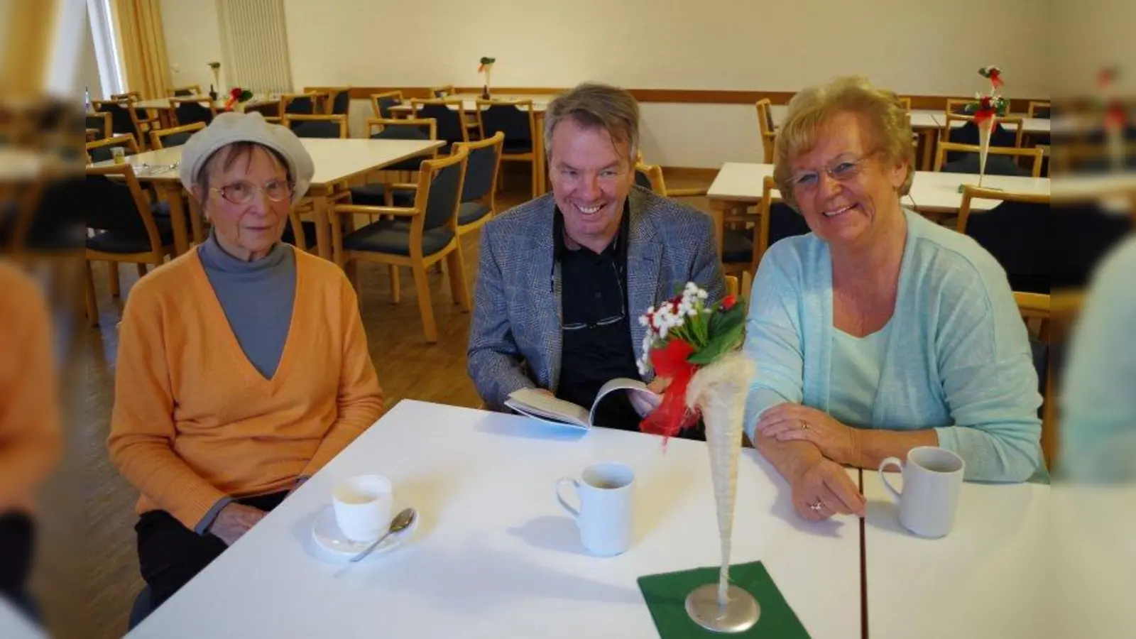 Im Alten- und Servicezentrum leisten Ehrenamtliche seit jeher einen wichtigen Beitrag. Im Bild: Einrichtungsleiter J.-Peter Pinck mit den Ehrenamtlichen Edda Schlicht (l.) und Reinholde Lippl (r.). (Foto: kö)