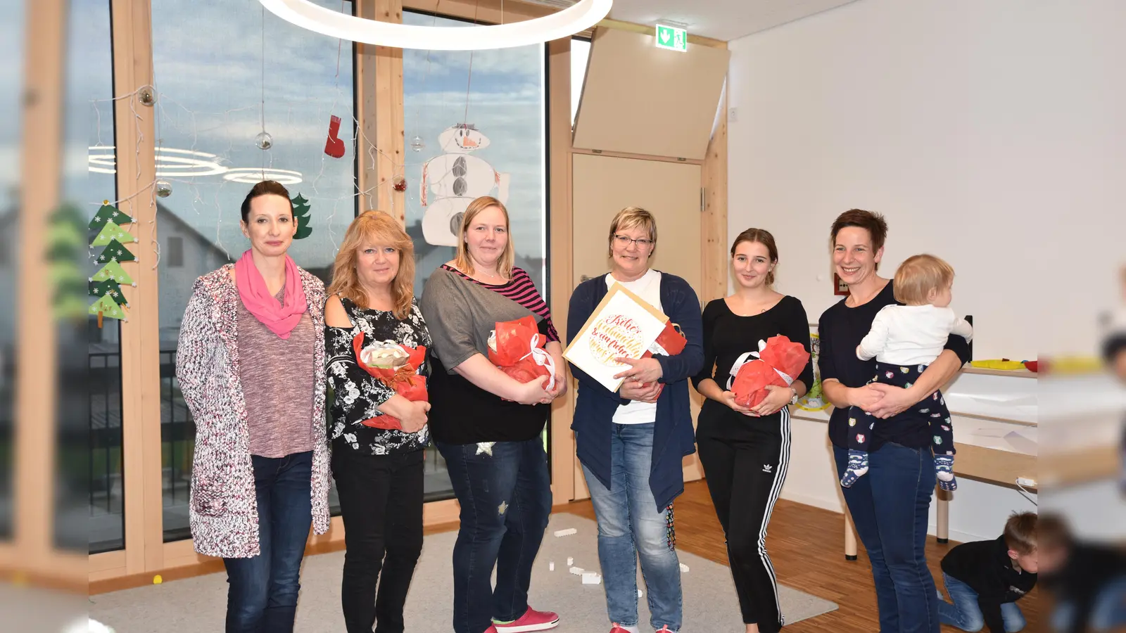 Von links: Stefani Wozniak vom Elternbeirat, Sabine Pracher, Caroline Mooser, Katrin Seibert (Leitung des Kinderhauses), Marina Wagner und Elternbeiratsvorsitzende Claudia Mohr. (Foto: Tanja Knieler)