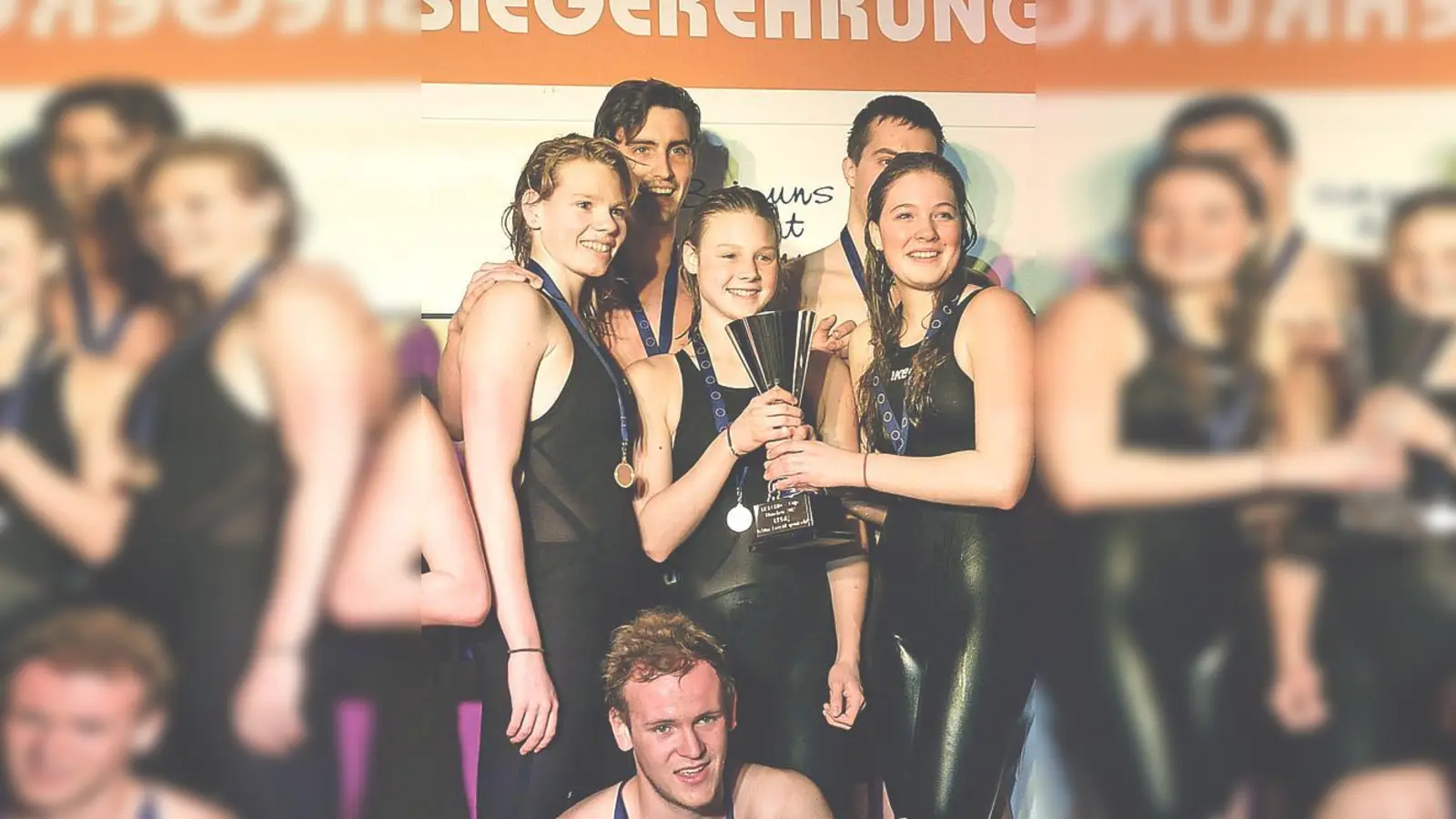 Doppelter Grund zur Freude: Die Mannschaft des TSV Hohenbrunn-Riemerling nach ihrem Sieg in der  6 x 50 m-Freistil-Staffel.	 (Foto: VA)