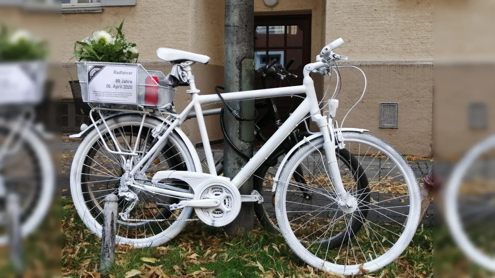 In der Kuglerstraße erinnert jetzt ein Ghostbike an einen 89-jährigen Radfahrer, der infolge eines Unfalls ums Leben kam. (Foto: Bündnis Radentscheid München)
