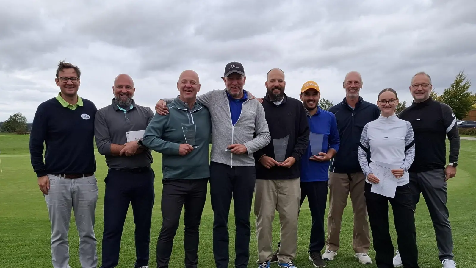 Auf der Golfrange Germering (v.l.): Andreas Aumann (Anlagenleitung), Eldin Operta, Matthias Piendl, Werner Vogt, Alexander Schmitz, Alexander Lukas, Peter Eggendorfer, Laura Scheel und Helmut Scheel.<br>  (Foto: Golfrange)