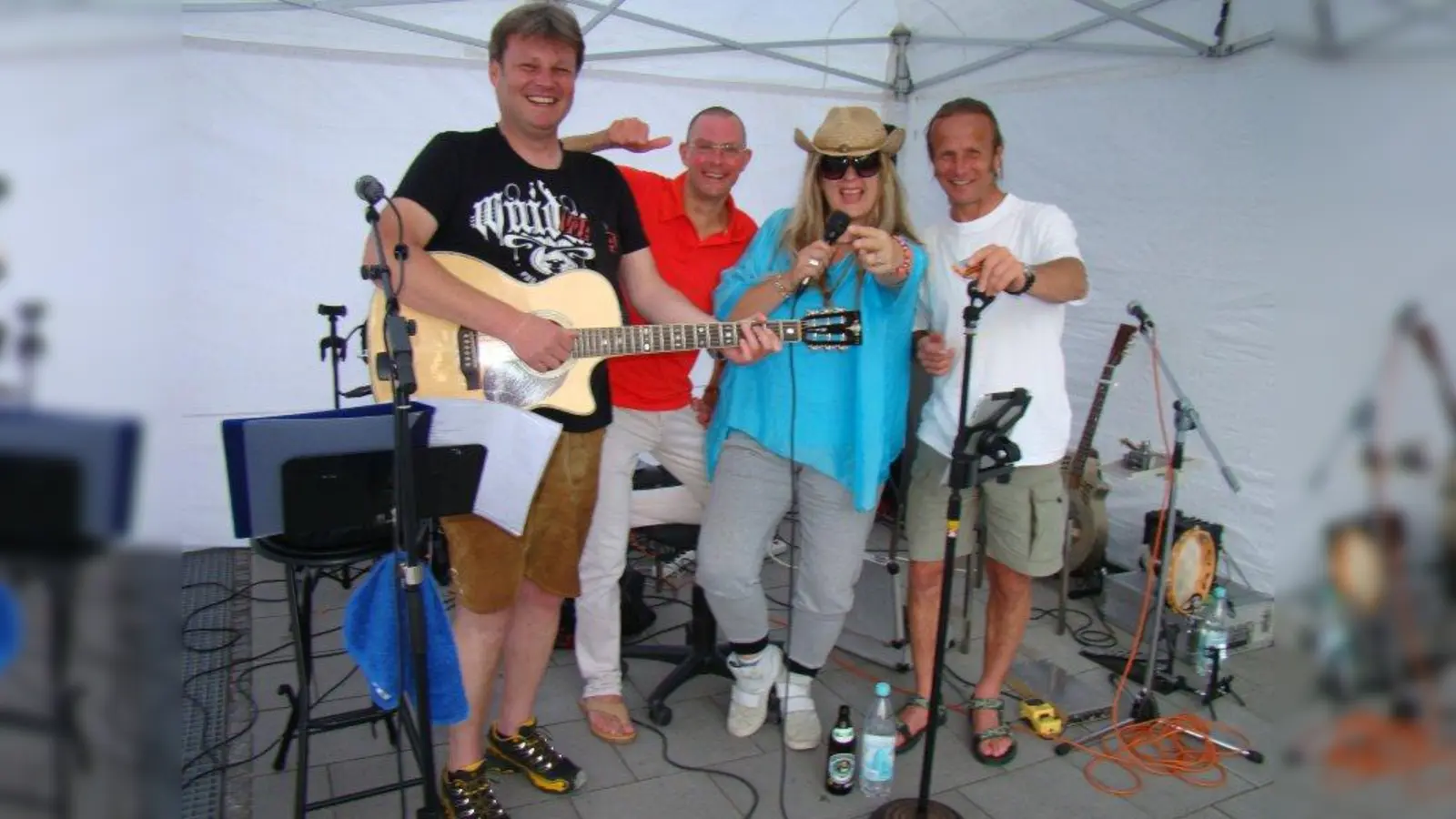 Apotheker Sebastian Baehs (2.v.l.) ließ sich von den Klängen der Live-Band „Claudia Cane &amp; Friends” begeistern. (Foto: pst)