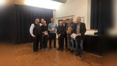 Stolzer Sieger: Michael Baumann (Vierer von links). (Foto: CSU Pliening)