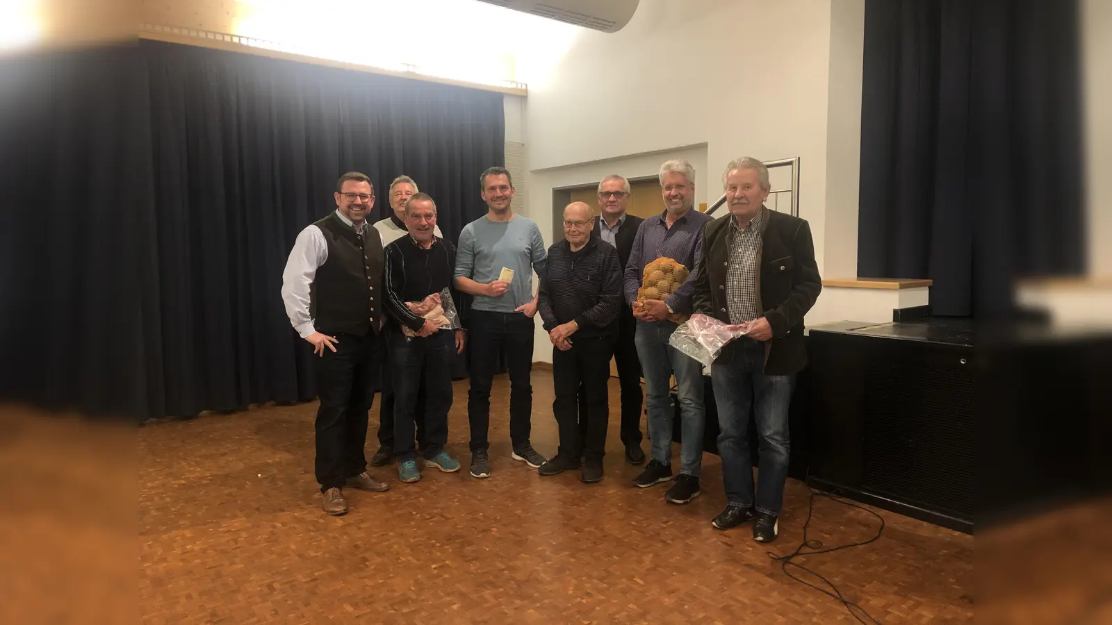 Stolzer Sieger: Michael Baumann (Vierer von links). (Foto: CSU Pliening)