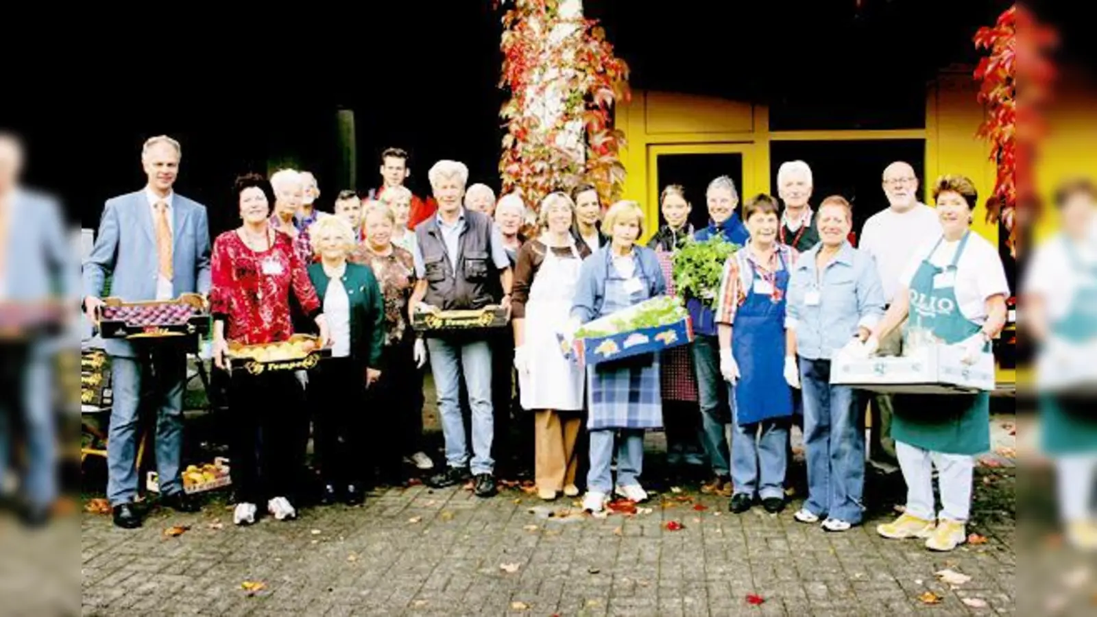 Caritas-Leiter Mathias Hilzensauer (l.) ist stolz auf das große Team der Ehrenamtlichen, die den Hachinger Tisch führen.   (Foto: Woschée)