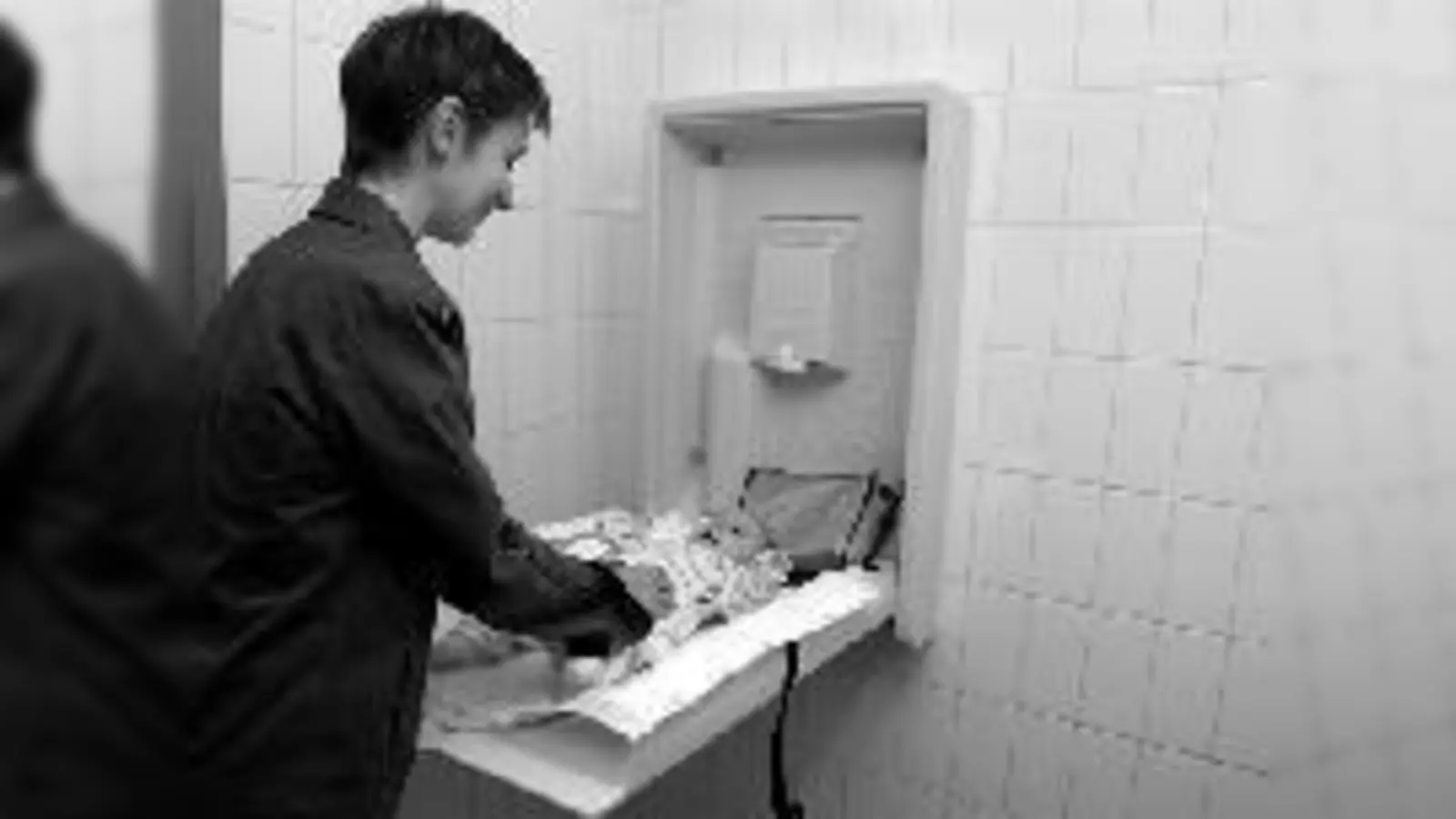 Kommt an: Der neue Wickeltisch im Krankenhaus Bogenhausen. 	 (Foto: KMB)