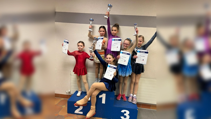 Die erfolgreichen Erdinger Eissternchen präsentieren stolz ihre Pokale. (Foto: Verein)